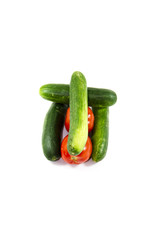 Frische Grüne Salatgurken mit roten Tomaten