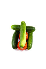Frische Grüne Salatgurken mit roten Tomaten