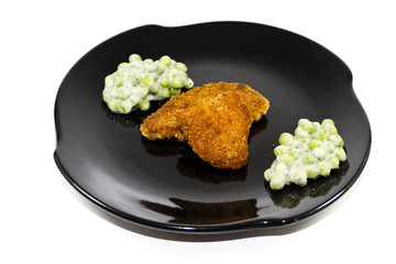 Frisches Hähnchen Schnitzel mit Erbsengemüse