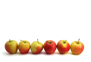 Bunte Äpfel in Reihe