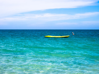 Naklejka premium yellow kayak in the sea