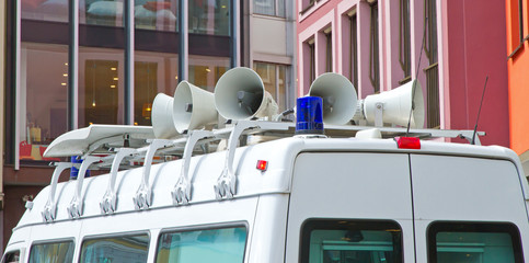 Polizeifahrzeug mit Lautsprecher