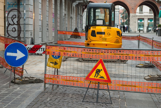 Cantiere lavori in corso, segnali di rifacimento stradale