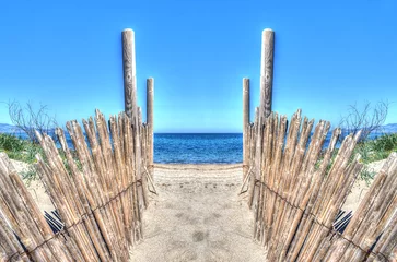 Foto op Plexiglas Afdaling naar het strand houten palissaden