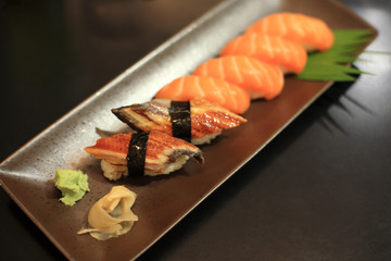Eel and salmon Sushi Set