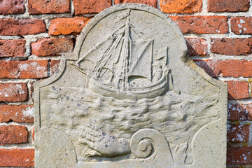 alter Grabstein Segelschiff