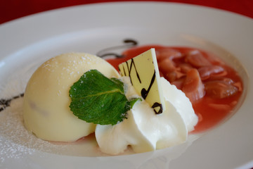 Gefrorenes Rhabarber-Parfait