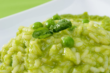 Risotto con crema di piselli, close-up