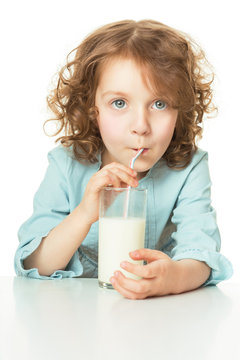kid drinks milk