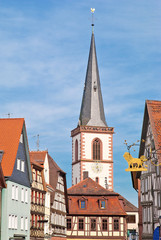 Fototapeta premium Kirchturm der Michaelskirche über der Altstadt von Lohr am Main