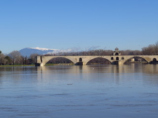 Fototapeta na wymiar Avignon, Pont Saint Bénézet et le Ventoux