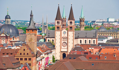 Blick auf der Herz von Würzburg mit Kiliansdom und Grafeneckart