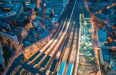 Foto auf Acrylglas London London. Bahnhof und Tower Bridge Nachtlichter, Luftbild
