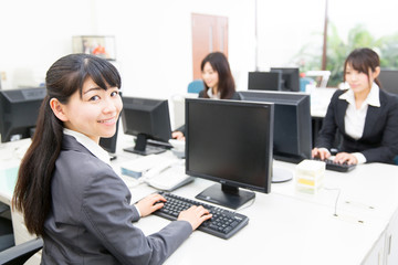 Obraz na płótnie Canvas asian businesswomen working in the office