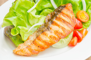 Grill salmon salad