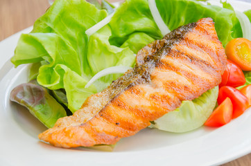 Grill salmon salad