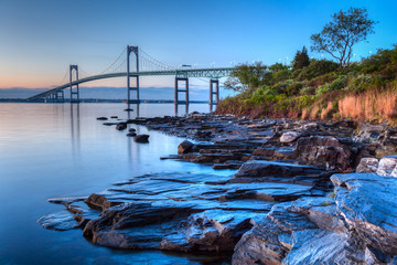 Obraz premium Newport Bridge Sunrise Rocky Seascape