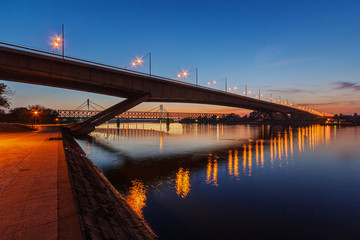 Fototapeta na wymiar Most na rzece w nocy