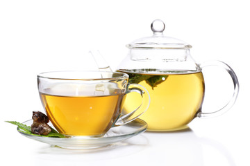 Naklejki  Kompozycja świeżej miętowej herbaty w szklanej filiżance i czajniczku i brązowej