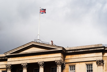 Fototapeta na wymiar london palace with flag