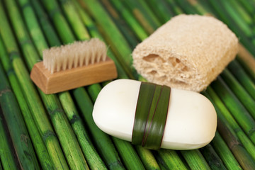 Seife auf grünem Bambus