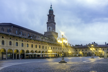 Fototapeta na wymiar Piazza Ducale w Vigevano Wczesnym rankiem widok kolorowego obrazu