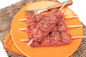 brochettes de viande hachée
