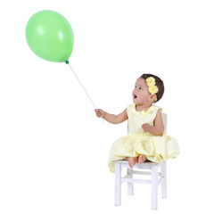 Staunendes Mädchen spielt mit einem Ballon