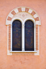 Fototapeta na wymiar Abbiate Varese Włochy Abstrakcyjne okno w ścianie kościoła