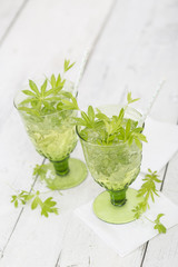 2 Gläser mit Maibowle