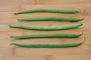 横に並べた いんげん豆 三度豆 まな板