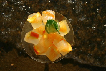 Owocowe kostki lodu w wodzie © profit111