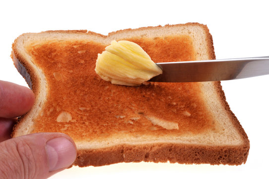 Beurre étalé sur du pain de mie toasté