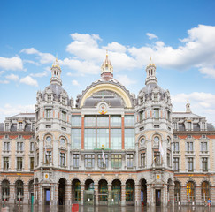 Fototapeta na wymiar Fasada dworca kolejowego Antwerpen Środkowej
