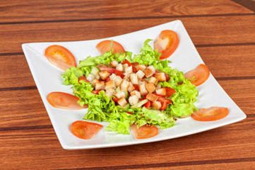 Vegetable salad with crackers