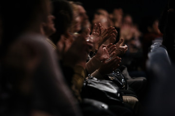 Audience clapping their hands - obrazy, fototapety, plakaty