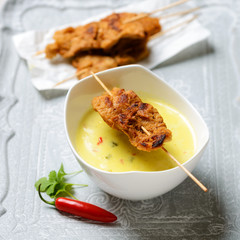 Kokos-Curry-Suppe mit Sojafleischspießen