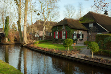 Obraz premium Traditional Dutch house with thatched roof , Giethoorn, Dutch .