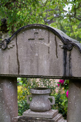 Grabstein mit Blumentopf