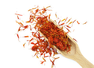Naklejka premium Saffron in wooden scoop on white background
