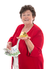 Glückliche Seniorin mit Geld und Goldbarren zum Erben