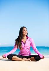 Fototapeta na wymiar Boung woman in yoga pose at the beach