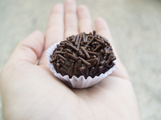 Dolce al cioccolato in mano