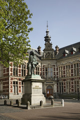 Fototapeta na wymiar Pomnik hrabiego Jana van Nassau w przed z Uniwersytetu