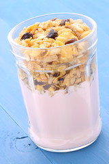 Berries yogurt parfait