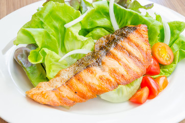 Grill salmon salad