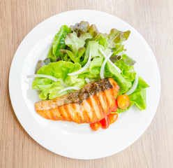 Grill salmon salad
