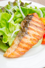 Grill salmon salad
