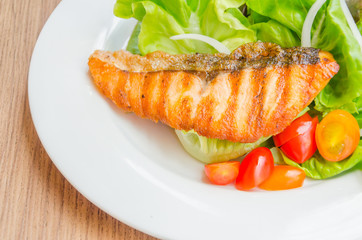 Grill salmon salad