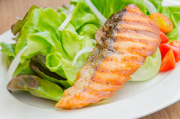 Grill salmon salad